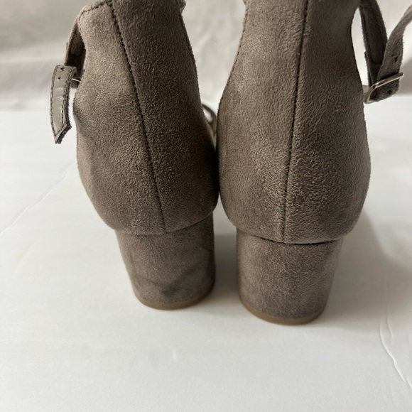 Y Not Nude Taupe Shoes Size 7. - Picture 2 of 3